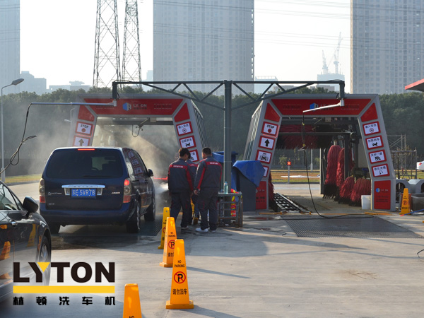 林頓fx11電腦洗車機(jī)2套(名駿百盛汽車服務(wù)連鎖選購(gòu)配置),客流量較大汽車美容店行業(yè)推薦配置。