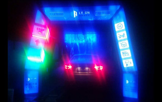 絢麗多彩，新穎潮流！藍(lán)色款隧道式電腦洗車機(jī)夜間亮燈效果