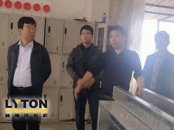 崔總向領導們講解了整個林頓電腦洗車機生產(chǎn)流程及工藝制作，對于電腦洗車機整個裝配過程考察團給予了極大的贊許。
