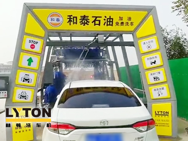黃色款林頓FX-11系列隧道式連續(xù)全自動(dòng)洗車機(jī)設(shè)備，外表高壓沖洗、仿型超柔刷洗、輪刷清洗等，眾多客戶選擇！