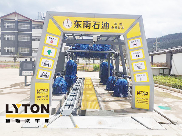 黃色款林頓FX-11系列隧道式連續(xù)全自動(dòng)洗車機(jī)設(shè)備，外表高壓沖洗、仿型超柔刷洗、輪刷清洗等，眾多客戶選擇！