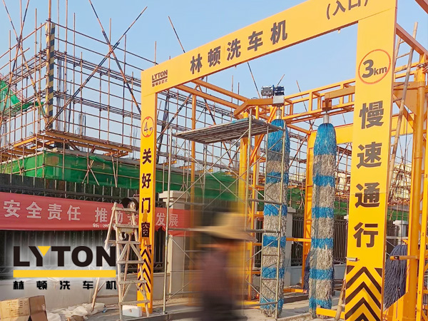 高自動化程度、洗車數(shù)量大、占地面積?。×诸D大型通道式巴士洗車機普遍適用于城市公交場站