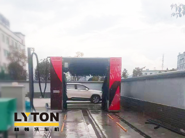 云南玉溪中石化選擇林頓龍門往復(fù)式全自動(dòng)洗車機(jī)！場(chǎng)地適應(yīng)性強(qiáng)！高效清洗！