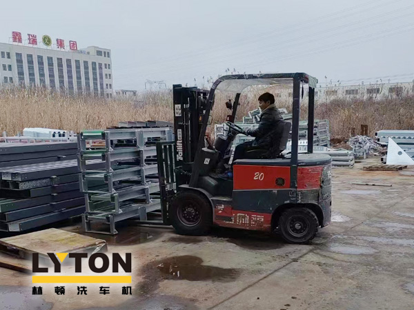 眾多加油站及公司自動洗車設(shè)備的供應(yīng)商！品質(zhì)肯定！林頓全自動洗車機發(fā)貨現(xiàn)場