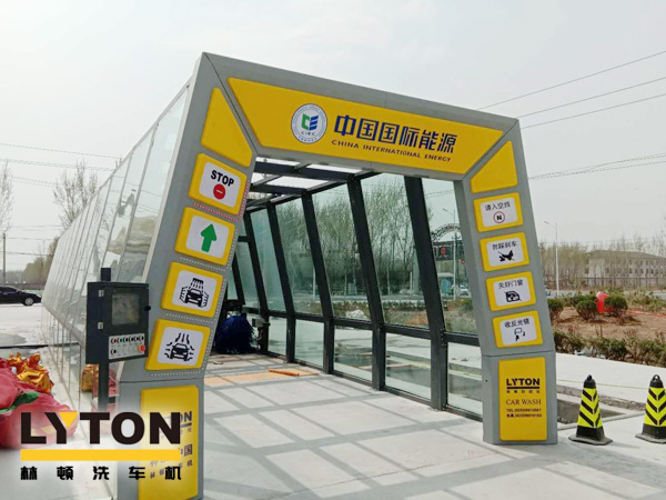 隧道式全自動洗車機——高效、快速、節(jié)水的洗車設(shè)備，適用于多種車型的清洗。